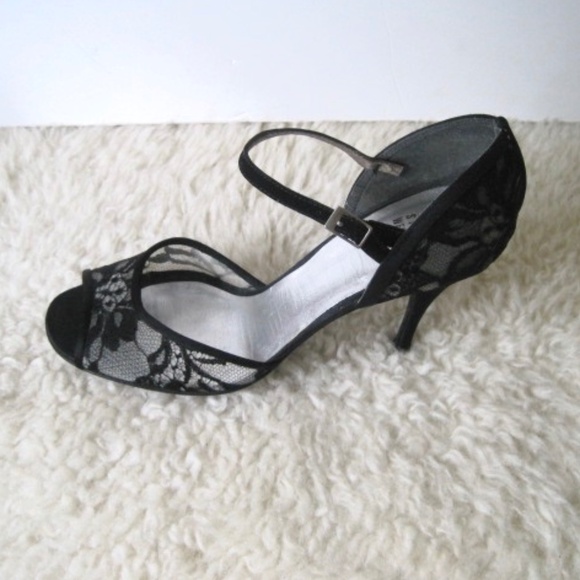 Stuart Weitzman Lace /Satin Pump - Picture 2 of 15